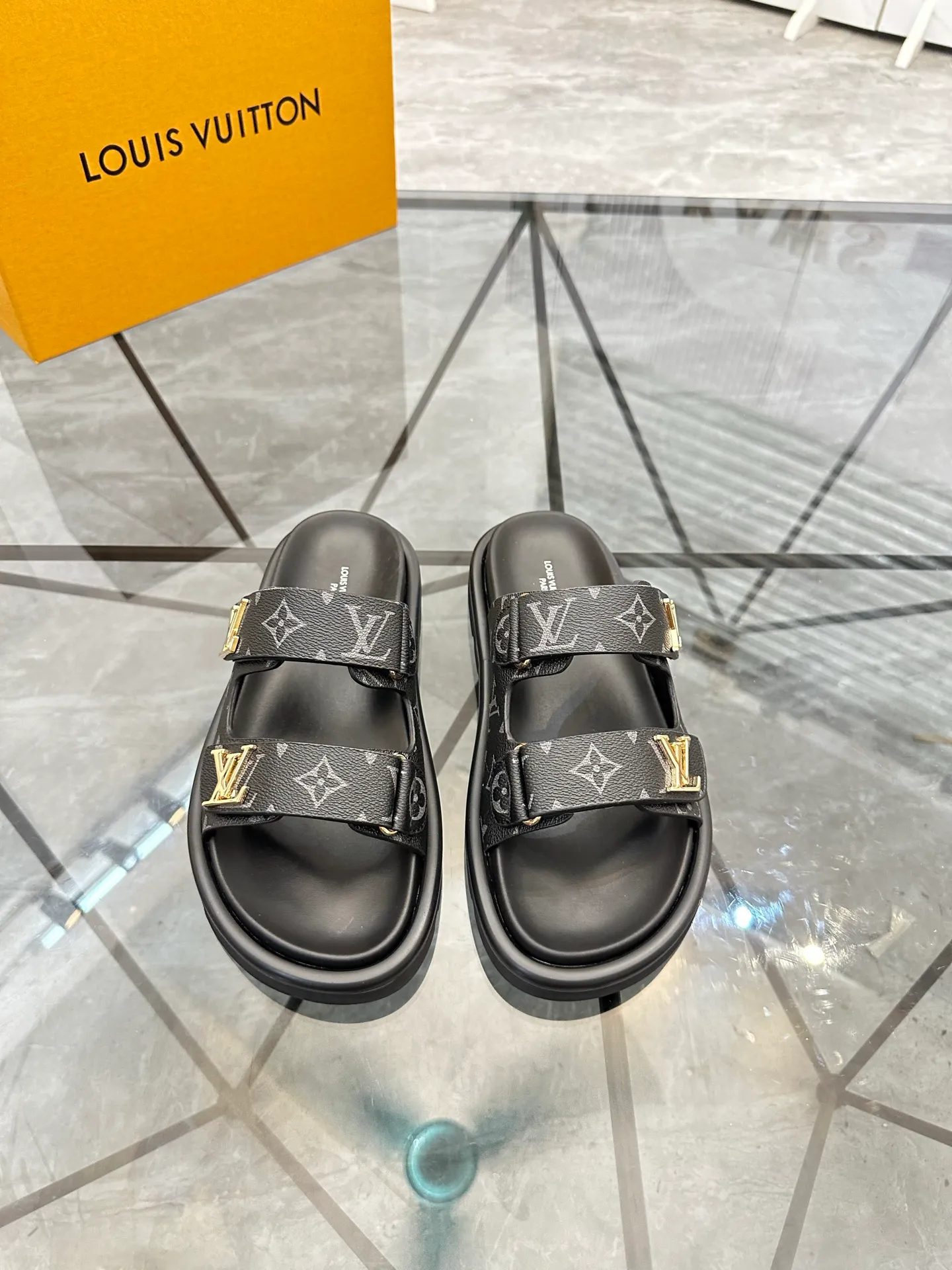 Men's shoes: 💰P400¥ Product trademark: LV * "Louis Vuitton*" slippers and sandals Regular size: 35-45 (can be customized to 46) Couple style Product materials: uppers imported from counters, original materials, breathable lining, original outsole. Number: 698